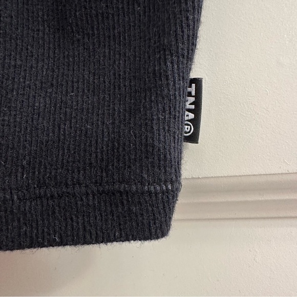 TNA by Aritzia Cropped Ribbed Tank Top - Picture 3 of 3